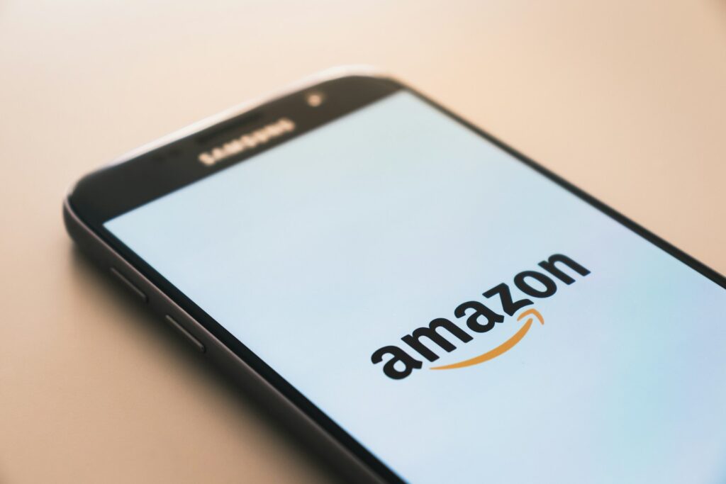 In der heutigen digitalen Ära ist Amazon einer der weltweit beliebtesten Online-Marktplätze für Verbraucher und spielt eine dementsprechend wichtige Rolle für Unternehmen und Onlinehändler. Insbesondere durch die enorme Reichweite, dem hohen Maß an Kundenvertrauen und der großen Anzahl an nützlichen Tools und Services hat Amazon sich als eine der weltweit relevantesten Plattformen für den Handel etabliert. Aus diesem Grund ist es für Unternehmen entscheidend, die Vorteile und das Potenzial zu erkennen, die Amazon zu bieten hat, und sämtliche zur Verfügung stehenden Ressourcen zu nutzen, um möglichst erfolgreich auf der Plattform zu verkaufen. Eine Amazon Agentur kann dabei eine wertvolle Unterstützung sein. Doch welche Aufgaben übernimmt eine solche Agentur und wie kann sie dazu beitragen, den Erfolg von Unternehmen und Onlinehändlern auf Amazon zu maximieren? Amazon Agenturen - von Spezialisierung bis Full-Service Je nach Ausrichtung unterscheidet sich das Aufgabenspektrum von Amazon Agenturen zum Teil erheblich voneinander. Während manche Agenturen sich auf bestimmte Einzelbereiche spezialisiert haben, bietet eine Full-Service oder 360 Grad Amazon Agentur die gesamte Bandbreite an Leistungen und kann Unternehmen so in sämtlichen relevanten Bereichen unterstützen. Einige Agenturen bieten auch spezialisierte Dienstleistungen wie SEO-Optimierung oder Advertising-Kampagnen an, um die Performance auf Amazon zu steigern. Durch die Zusammenarbeit mit einer Amazon Agentur können Unternehmen von Expertenwissen profitieren und ihre Verkäufe auf der Plattform gezielt steigern. Zu den gängigen Aufgaben einer solchen Agentur zählen insbesondere: Produktlisting-Optimierung Eine Amazon Agentur hilft Unternehmen bei der Erstellung ansprechender Produktbeschreibungen, die potenzielle Kunden optimal ansprechen. Sie optimiert die Produktbeschreibungen mit relevanten Keywords, um die Sichtbarkeit in den Suchergebnissen zu verbessern und kümmert sich um die Optimierung von Bildern, um sicherzustellen, dass die Produkte professionell und attraktiv dargestellt werden. Eine solche Optimierung ist unumgänglich, um sich einen Vorteil gegenüber Unternehmen und Händlern zu verschaffen, die gleiche oder ähnliche Produkte auf Amazon vertreiben. Umfassende Wettbewerbsanalyse Eine Amazon Agentur verfolgt und analysiert auch die Aktivitäten und Strategien der Wettbewerber auf der Plattform. Dadurch können sie wertvolle Einsichten gewinnen und Empfehlungen geben, wie Unternehmen sich gegenüber der Konkurrenz abgrenzen und ein Alleinstellungsmerkmal herausarbeiten können. Eine professionelle Beobachtung der Wettbewerber ermöglicht es Amazon Agenturen, Trends und Best Practices in der Branche zu erkennen und diese Informationen in die Entwicklung zukünftiger Strategien für ihre Kunden einzubeziehen. Nur durch eine kontinuierliche Analyse und durch das Vorantreiben von Wettbewerbsuntersuchungen bleiben Unternehmen konkurrenzfähig und können sich langfristig erfolgreich auf der Amazon-Plattform positionieren. Werbekampagnen-Management Amazon Agenturen unterstützen Unternehmen selbstverständlich auch bei der Erstellung und Verwaltung von Werbekampagnen. Das umfasst die Planung, Umsetzung und Überwachung von verschiedenen Anzeigenformaten wie: • Sponsored Products • Sponsored Brands • Sponsored Display Professionelle Agenturen optimieren die Werbeanzeigen, um die Sichtbarkeit zu erhöhen, die Klickrate zu verbessern und den Umsatz ihrer Kunden zu steigern. Performance-Analyse, Reporting und Beratung Eine wichtige Aufgabe einer Amazon Agentur ist zudem die kontinuierliche Überwachung der Performance der Produkte eines Unternehmens auf der Plattform. Sie analysiert Verkaufszahlen, Klickraten, Konversionsraten und andere Metriken, um die Performance zu bewerten und Optimierungspotenziale zu identifizieren. Basierend auf diesen Analysen können Strategien entwickelt werden, mit denen sich der Erfolg auf Amazon zusätzlich maximieren lässt. Darüber hinaus erstellt eine Amazon Agentur auch regelmäßige Reports über die Performance der Produkte auf der Plattform und bietet Insights und Empfehlungen zur Optimierung an. Sie fungiert als Berater und unterstützt Unternehmen dabei, die bestmöglichen Entscheidungen für ihren Erfolg auf Amazon zu treffen. Lagerbestandsmanagement Viele Amazon Agenturen bieten Dienstleistungen im Bereich Lagerbestandsmanagement an. Sie helfen Unternehmen dabei, ihre Lagerbestände effizient zu verwalten, um stets ausreichend Produkte vorrätig zu haben. Durch eine präzise Bestandsüberwachung und -planung können Engpässe vermieden und die Lieferfähigkeit verbessert werden. Dies trägt dazu bei, die Kundenzufriedenheit hochzuhalten und etwaige Umsatzeinbußen durch fehlende Verfügbarkeit konsequent zu vermeiden. Kundenbetreuung und Verbesserung Kundenbindung Eine gute Kundenbetreuung ist entscheidend für den langfristigen Erfolg auf Amazon. Amazon Agenturen übernehmen oft auch diese Aufgabe im Namen ihrer Kunden, beantworten Kundenanfragen und Reklamationen und kümmern sich um die Retourenabwicklung. Durch schnelle und professionelle Kommunikation mit den Kunden sorgen Agenturen für eine positive Einkaufserfahrung und tragen entscheidend zur Kundenbindung bei. Monitoring von Produktrezensionen Eine Amazon Agentur kann auch Produktrezensionen im Auge behalten und Unternehmen über negative Bewertungen oder Beschwerden informieren. Dadurch können Maßnahmen ergriffen werden, um mögliche Probleme frühzeitig zu lösen und somit die Kundenzufriedenheit zu verbessern. Unterstützung bei Marktplatzexpansion Amazon Agenturen können Unternehmen auch bei der Expansion auf andere Amazon-Marktplätze wie Amazon UK, Amazon DE oder Amazon JP unterstützen. Sie können helfen, Produktlistings zu übersetzen, relevante lokale Keywords zu identifizieren und angepasste Marketingstrategien für diese Märkte zu entwickeln.